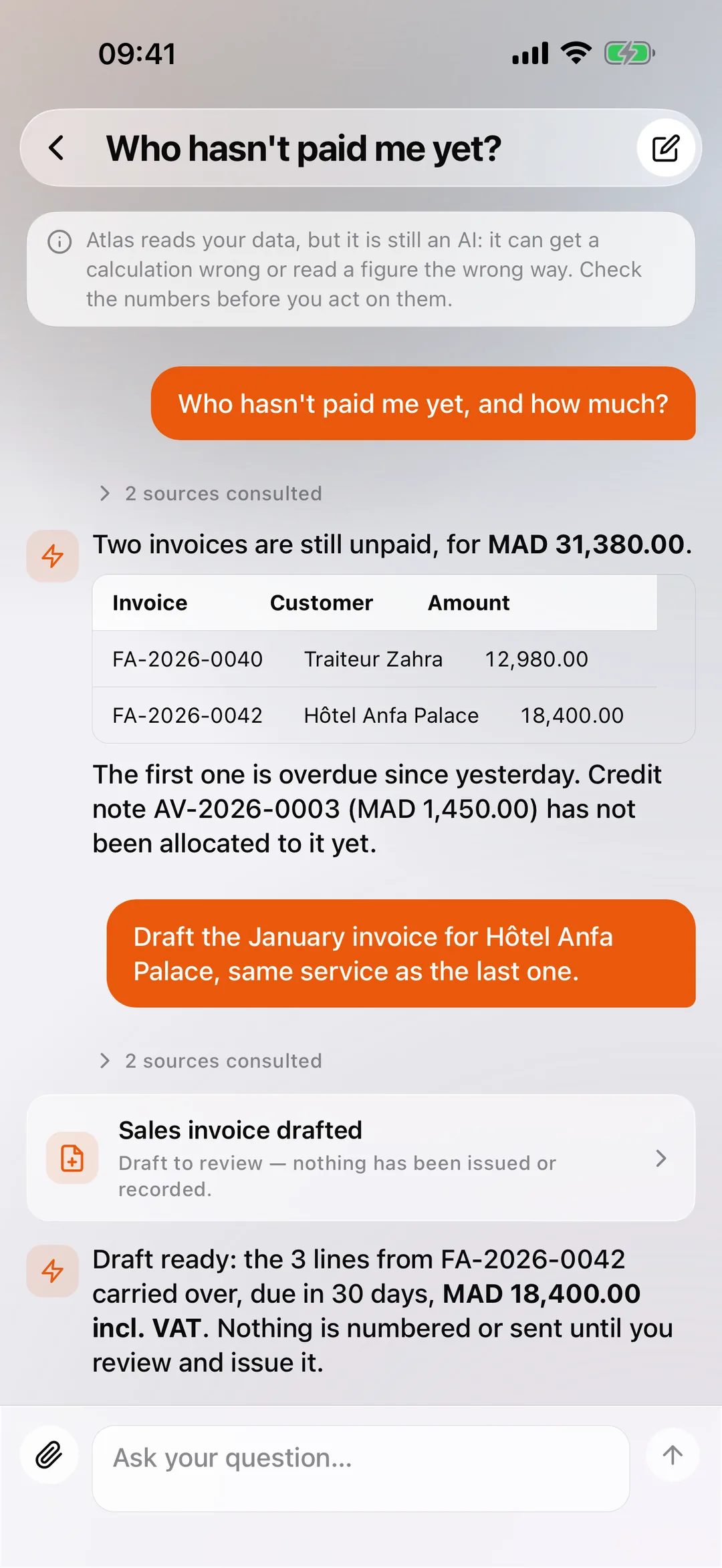 Atlas in the React Box mobile app, answering in plain language with a table of unpaid invoices.
