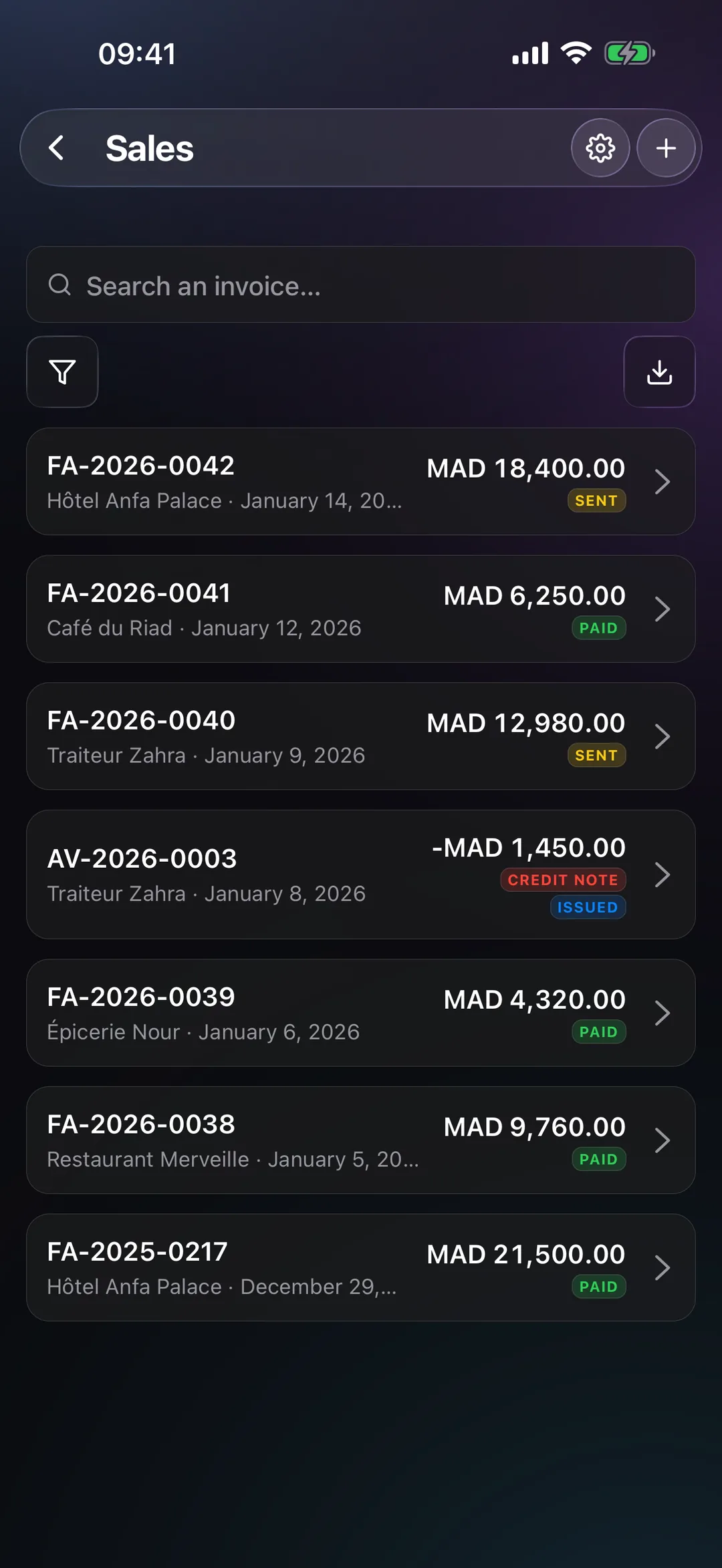 Sales invoices in the React Box mobile app, each with its status and due date.