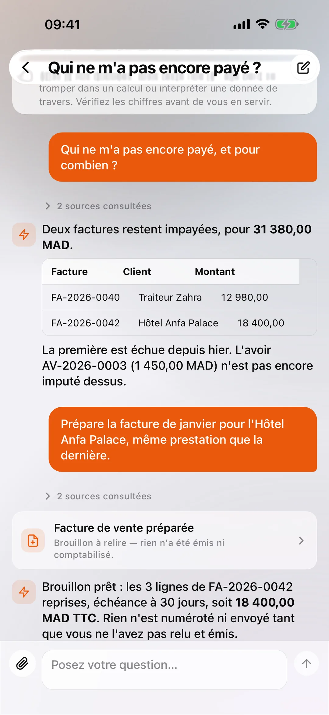 Atlas dans l'application mobile React Box, répondant en langage courant avec un tableau des factures impayées.