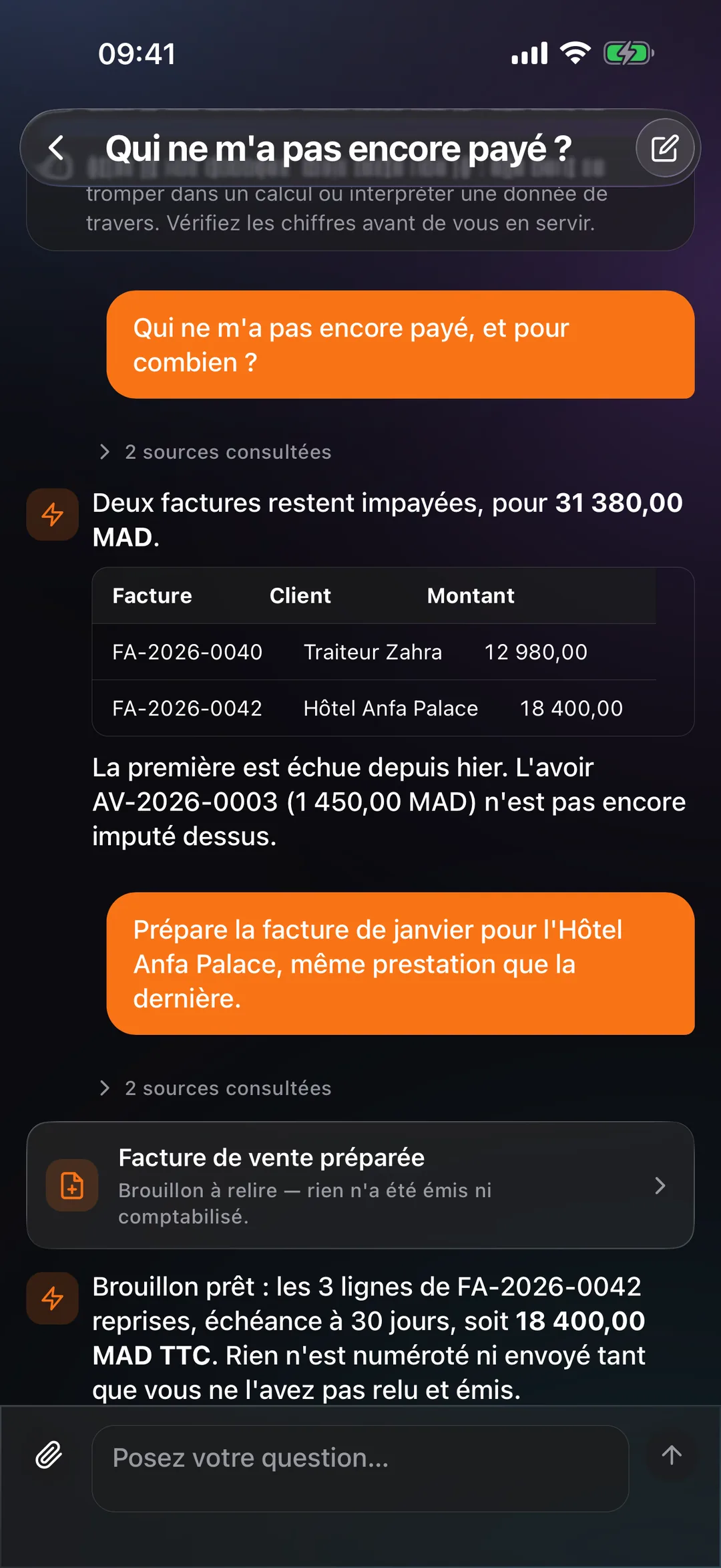 Atlas dans l'application mobile React Box, répondant en langage courant avec un tableau des factures impayées.