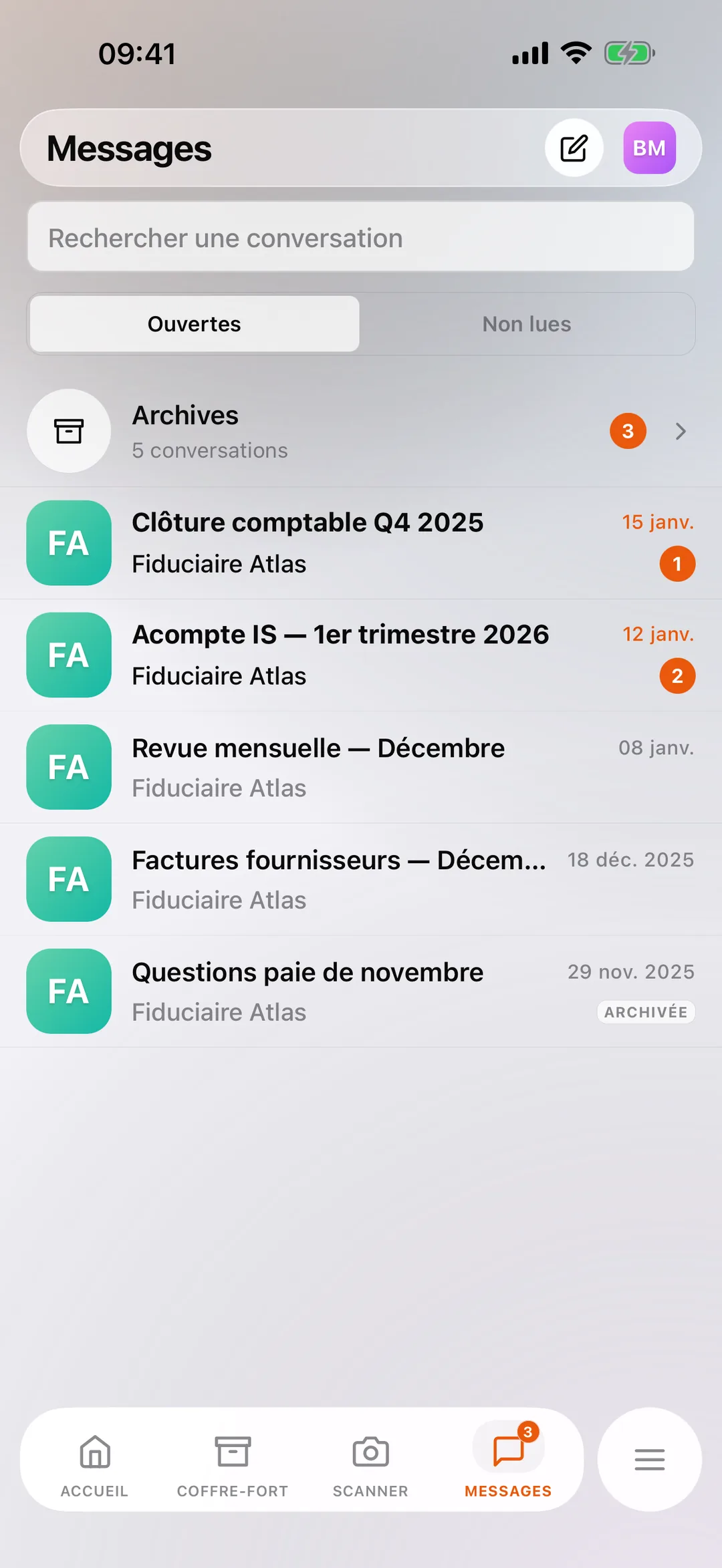 La liste des conversations avec le cabinet dans l'application mobile React Box, avec les messages non lus.