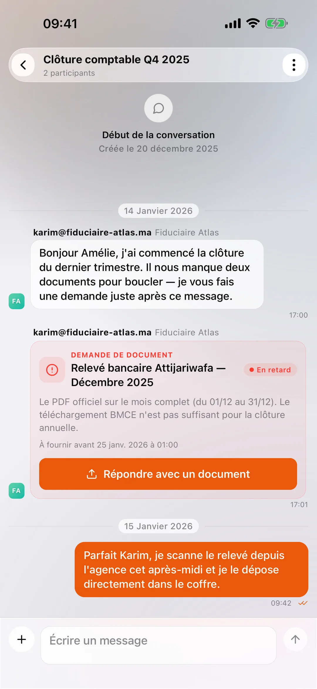 Une conversation avec le cabinet dans l'application mobile React Box, avec une demande de pièce reçue dans le fil.