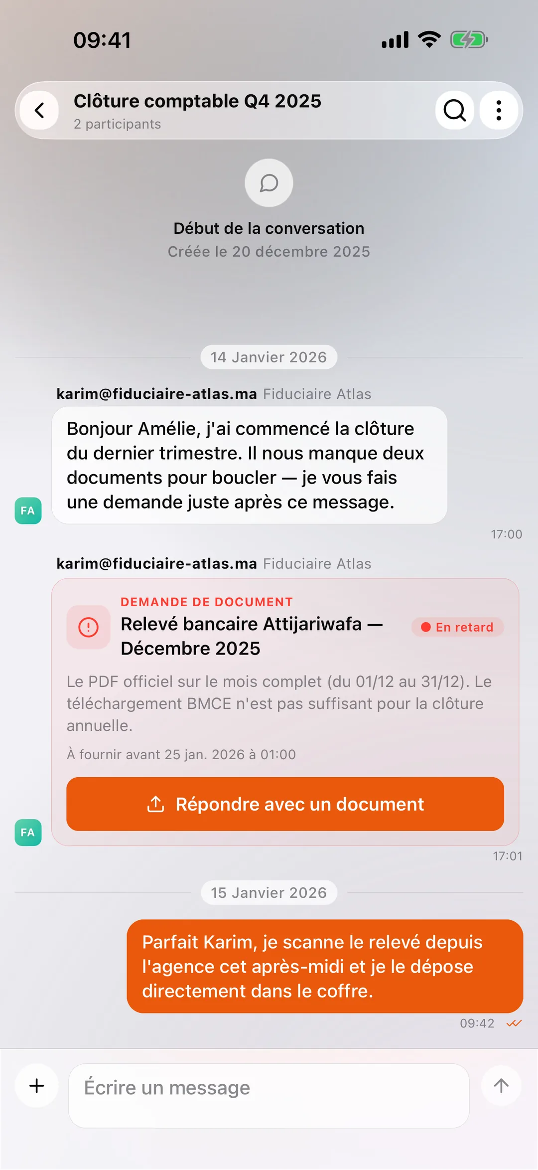 Une conversation avec le cabinet dans l'application mobile React Box, avec une demande de pièce reçue dans le fil.