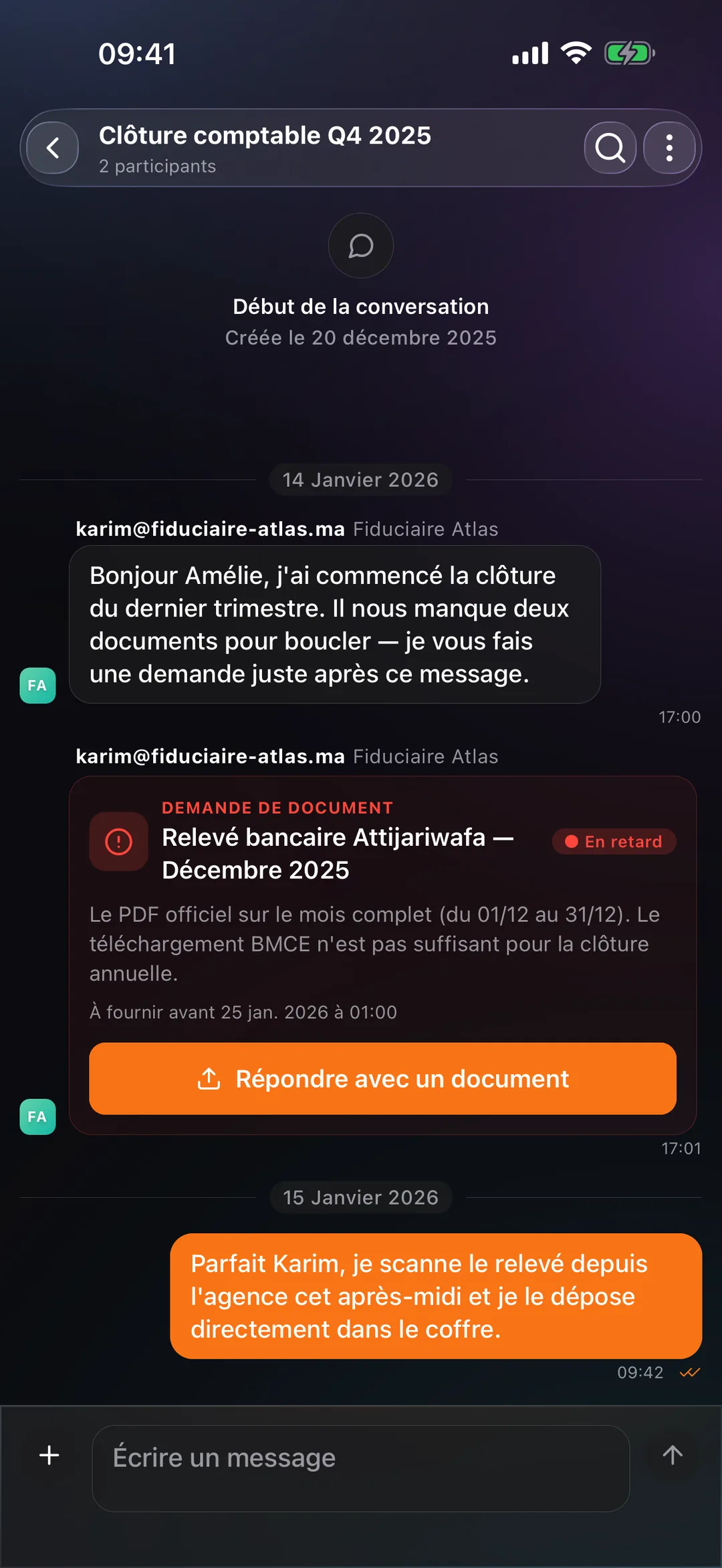 Une conversation avec le cabinet dans l'application mobile React Box, avec une demande de pièce reçue dans le fil.